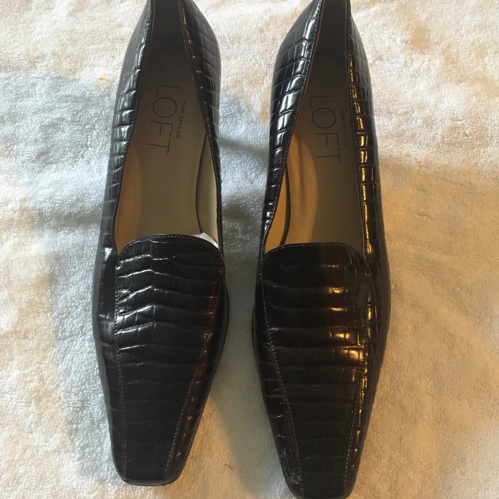 ANN TAYLOR LOFT Embossed Dark Low Heel Leather Pump Size 9